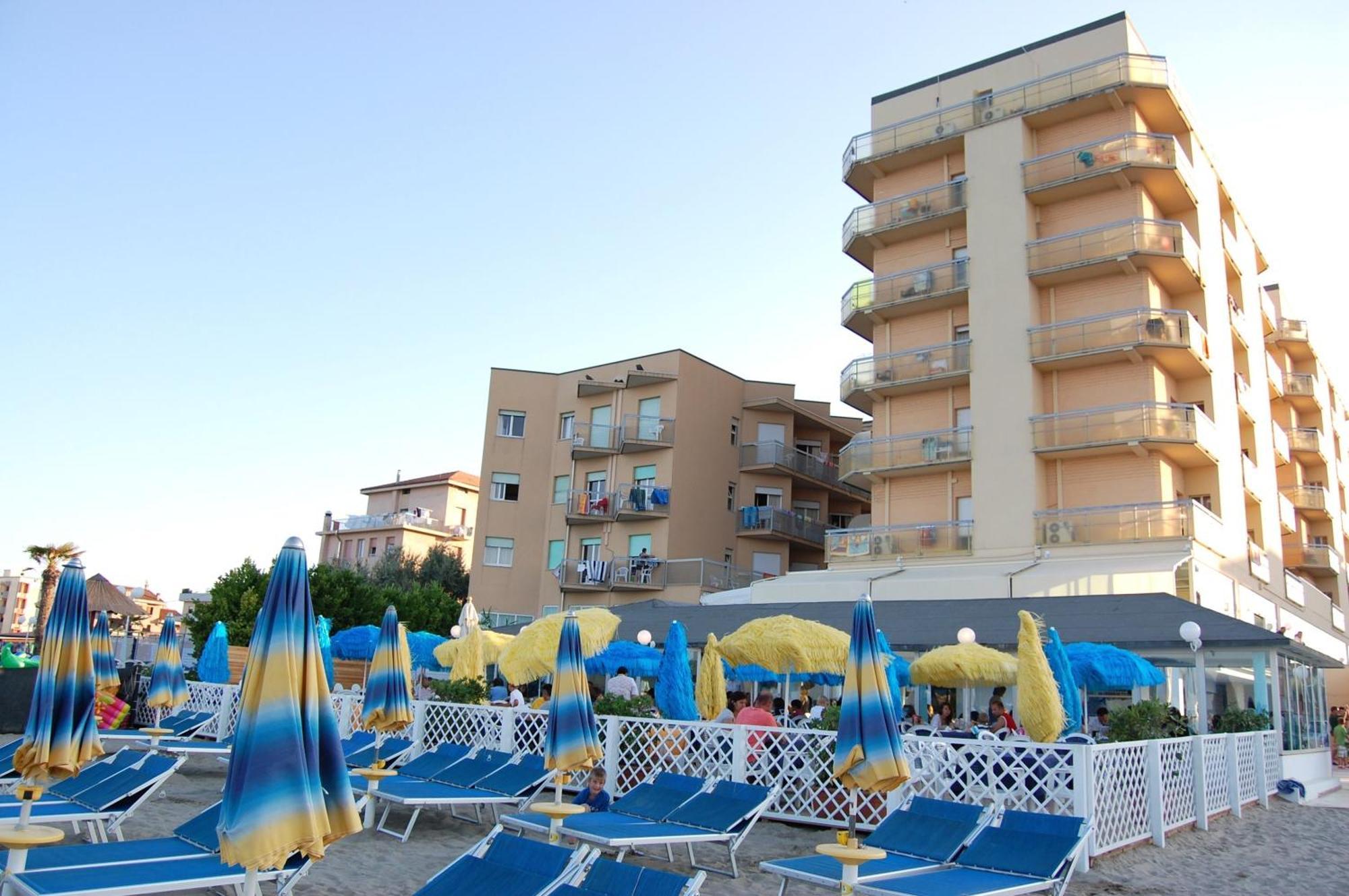 Bikini Tropicana Family Hotel Lido Di Savio Exterior photo