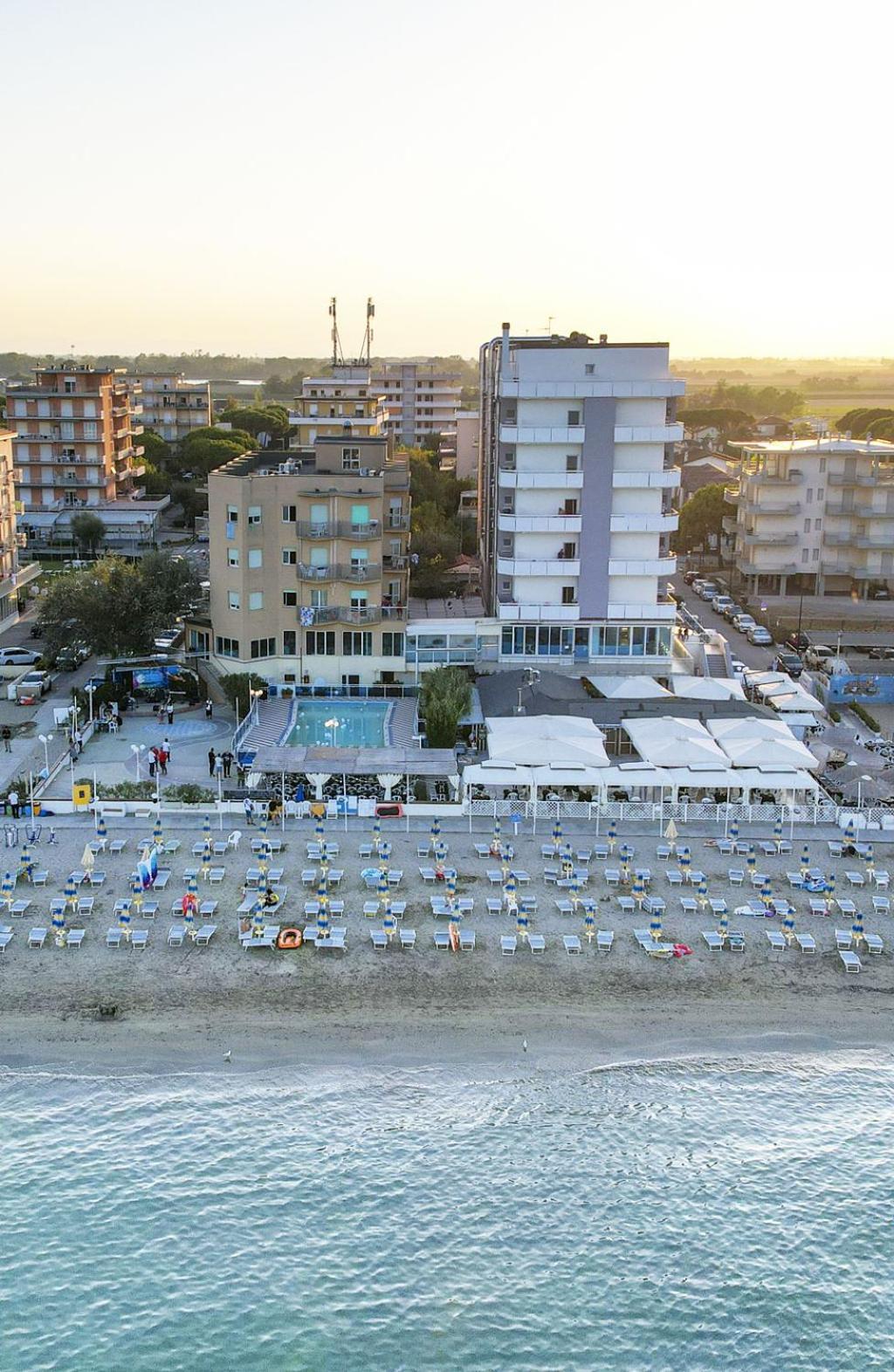 Bikini Tropicana Family Hotel Lido Di Savio Exterior photo